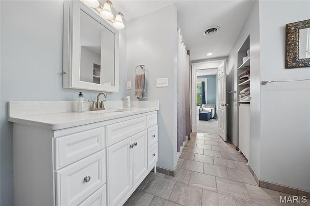 33 S Laclede Station Road, Webster Groves, MO 63119