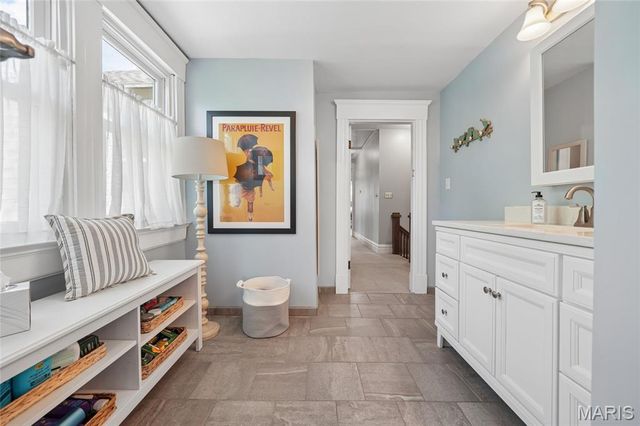 33 S Laclede Station Road, Webster Groves, MO 63119