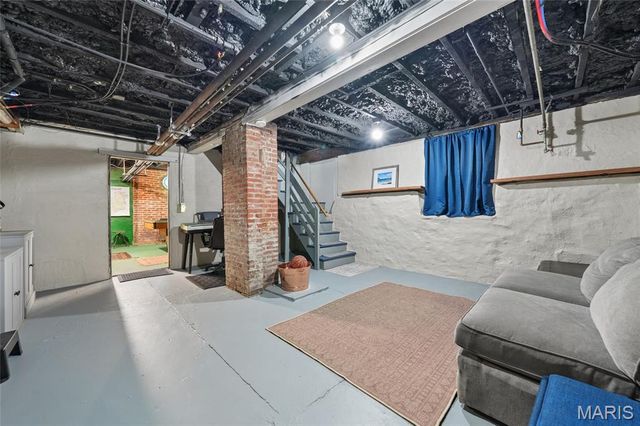 33 S Laclede Station Road, Webster Groves, MO 63119