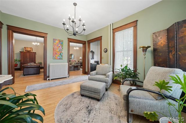 33 S Laclede Station Road, Webster Groves, MO 63119