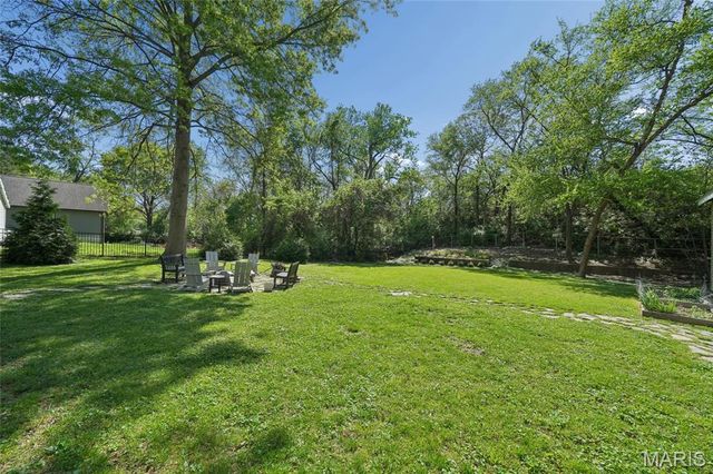 33 S Laclede Station Road, Webster Groves, MO 63119