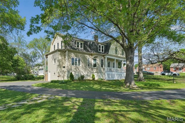 33 S Laclede Station Road, Webster Groves, MO 63119
