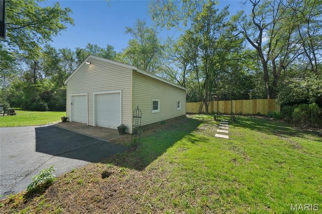 33 S Laclede Station Road, Webster Groves, MO 63119