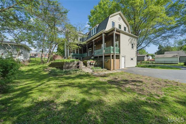 33 S Laclede Station Road, Webster Groves, MO 63119
