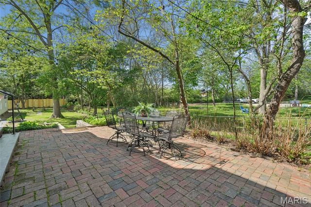 33 S Laclede Station Road, Webster Groves, MO 63119