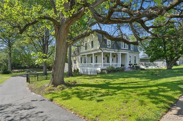 33 S Laclede Station Road, Webster Groves, MO 63119
