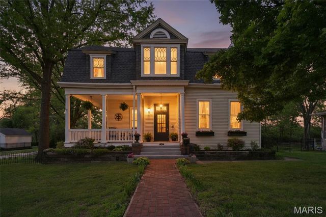 33 S Laclede Station Road, Webster Groves, MO 63119