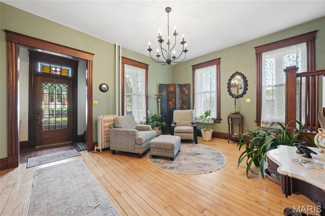 33 S Laclede Station Road, Webster Groves, MO 63119