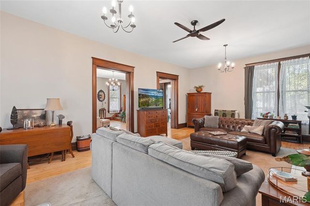 33 S Laclede Station Road, Webster Groves, MO 63119