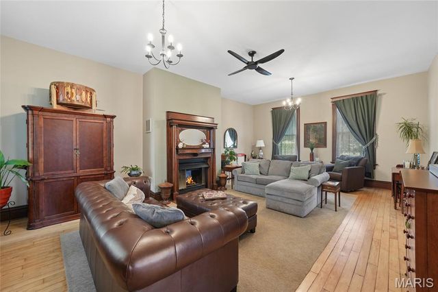 33 S Laclede Station Road, Webster Groves, MO 63119