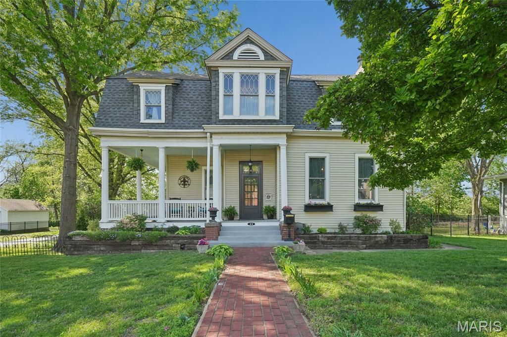 33 S Laclede Station Road, Webster Groves, MO 63119