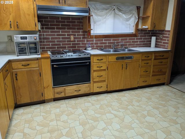 453 Ne YAMHILL St, Willamina, OR 97396