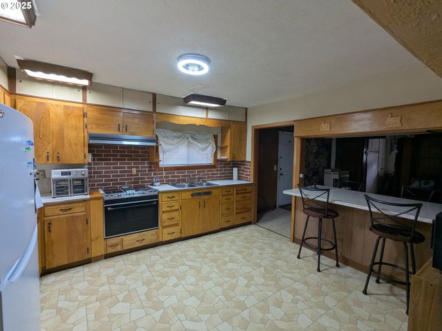 453 Ne YAMHILL St, Willamina, OR 97396