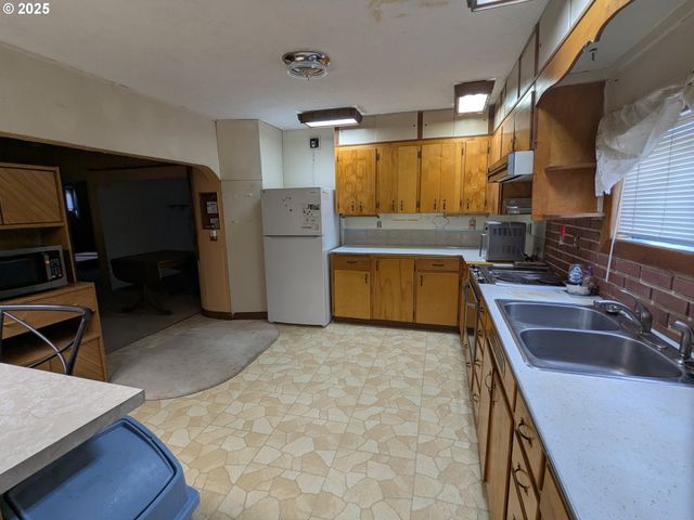 453 Ne YAMHILL St, Willamina, OR 97396