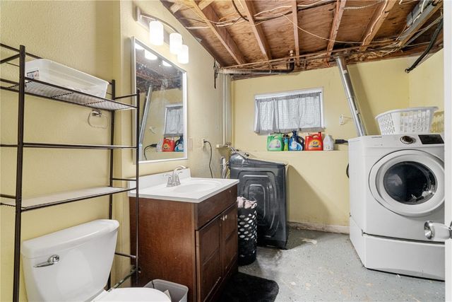 409 Water St, Center Point, IA 52213