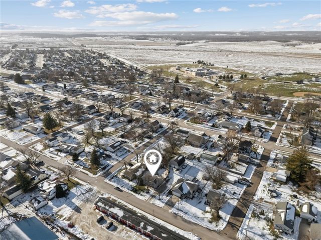 409 Water St, Center Point, IA 52213