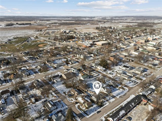 409 Water St, Center Point, IA 52213