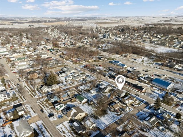 409 Water St, Center Point, IA 52213