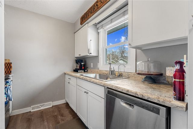 409 Water St, Center Point, IA 52213