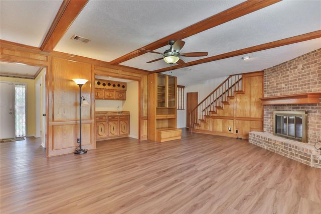 101 White Oak Drive, Lake Jackson, TX 77566