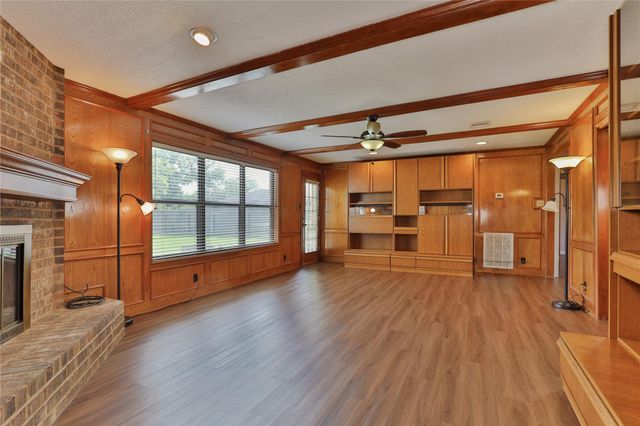 101 White Oak Drive, Lake Jackson, TX 77566