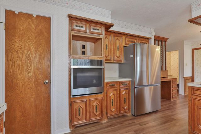 101 White Oak Drive, Lake Jackson, TX 77566