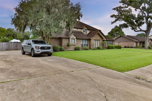 101 White Oak Drive, Lake Jackson, TX 77566