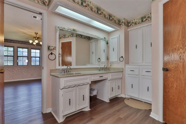101 White Oak Drive, Lake Jackson, TX 77566
