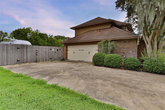 101 White Oak Drive, Lake Jackson, TX 77566