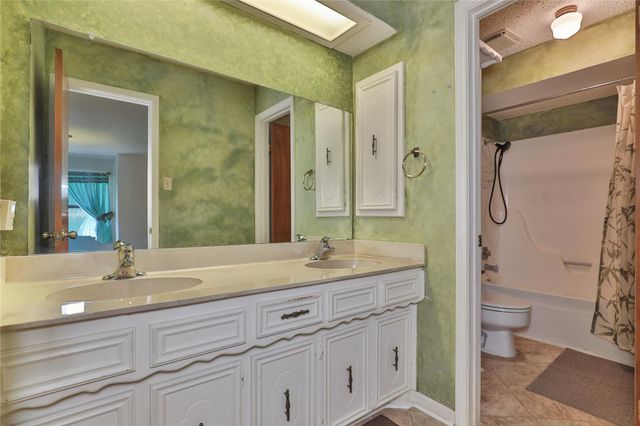 101 White Oak Drive, Lake Jackson, TX 77566