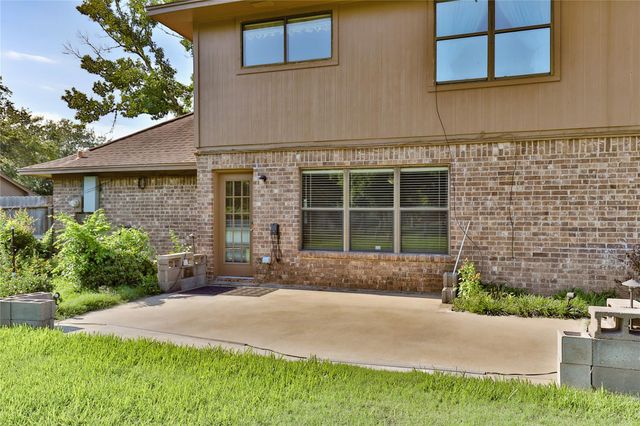 101 White Oak Drive, Lake Jackson, TX 77566