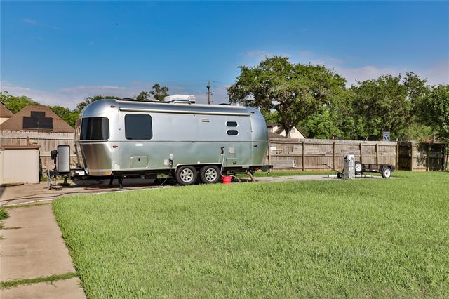 101 White Oak Drive, Lake Jackson, TX 77566