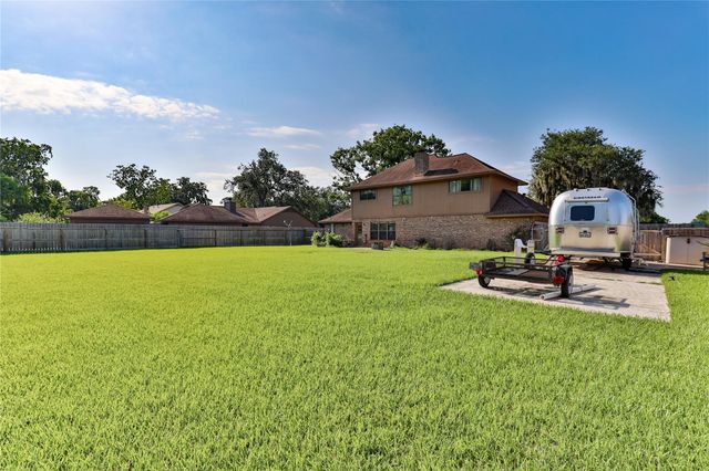 101 White Oak Drive, Lake Jackson, TX 77566