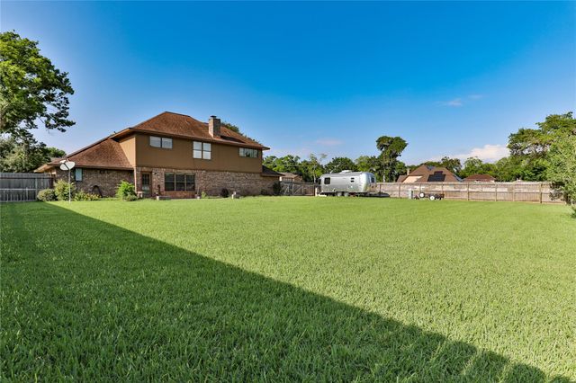 101 White Oak Drive, Lake Jackson, TX 77566