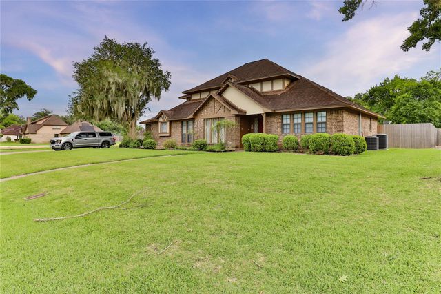 101 White Oak Drive, Lake Jackson, TX 77566