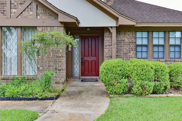 101 White Oak Drive, Lake Jackson, TX 77566