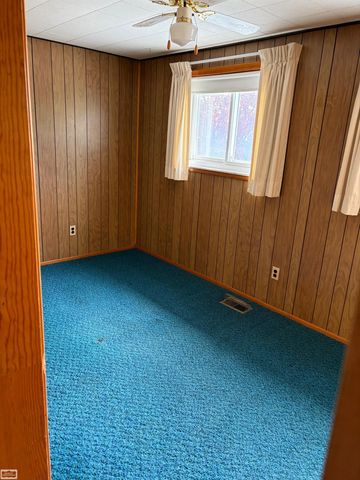 833 Bernie Lane, Madison Heights, MI 48071