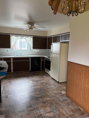 833 Bernie Lane, Madison Heights, MI 48071