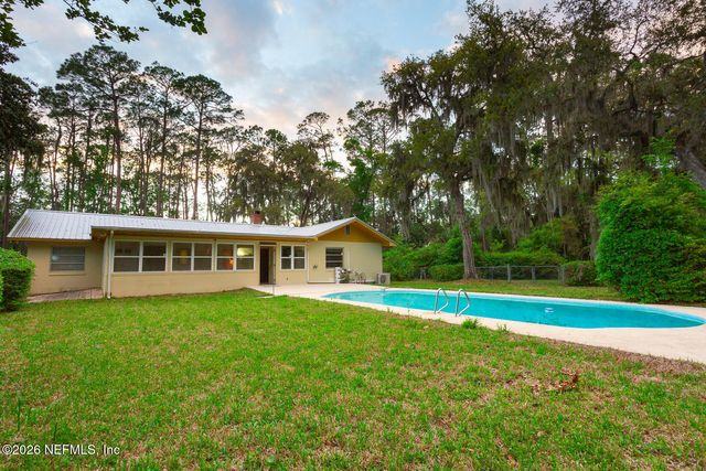 202 SAINT JOHNS Drive, Palatka, FL 32177