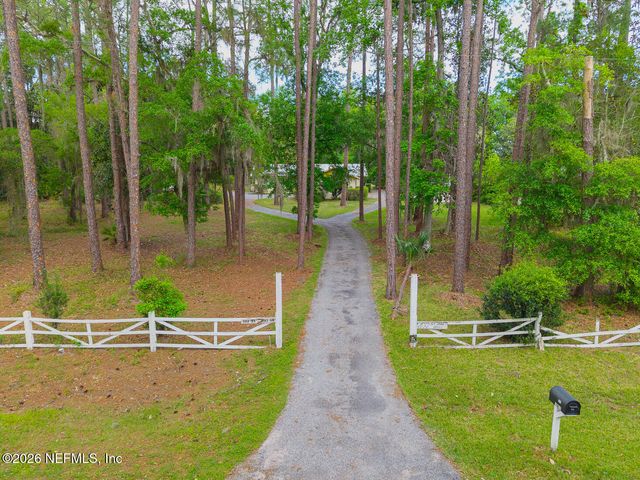 202 SAINT JOHNS Drive, Palatka, FL 32177