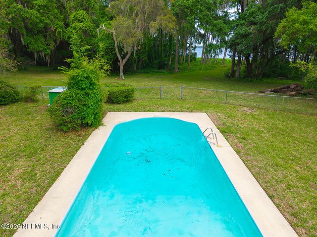 202 SAINT JOHNS Drive, Palatka, FL 32177