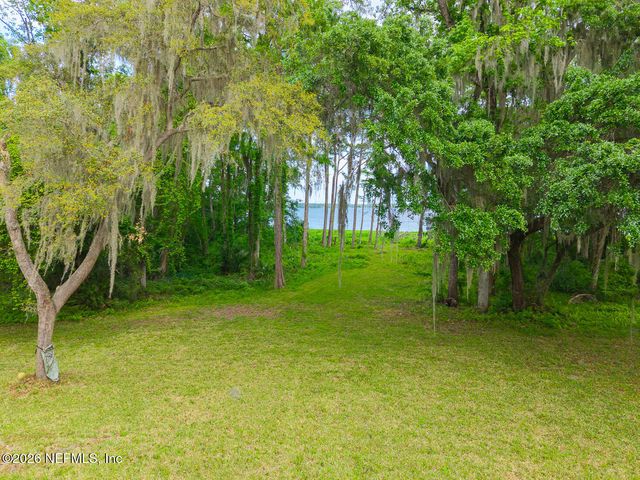 202 SAINT JOHNS Drive, Palatka, FL 32177