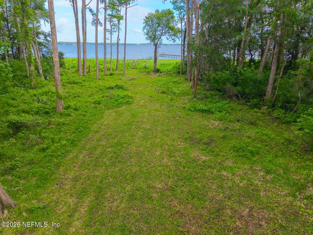 202 SAINT JOHNS Drive, Palatka, FL 32177