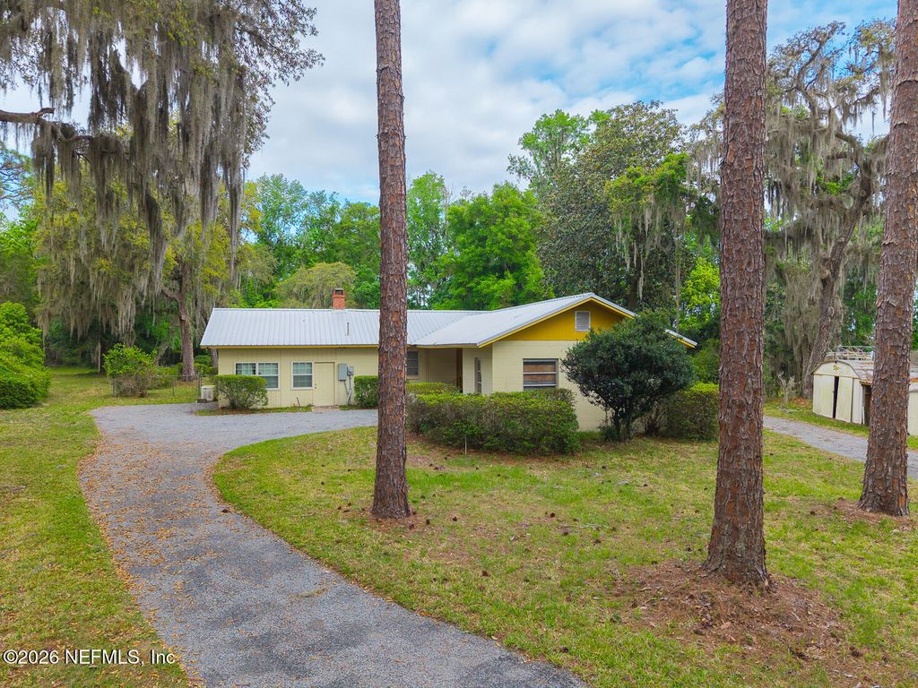 202 SAINT JOHNS Drive, Palatka, FL 32177