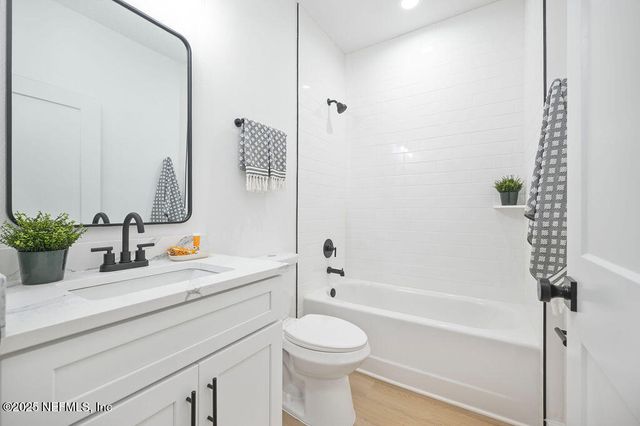 251 SWAN LAKE Drive, Melrose, FL 32666