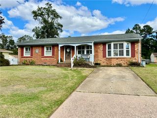2700 Hoyt DR, Chesapeake, VA 23323
