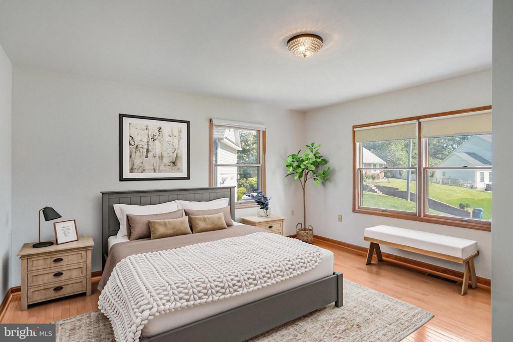 2052 ARCH DR, Falls Church, VA 22043