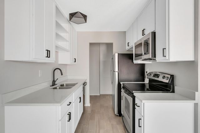 4624 Cedar Lake Road S 7, Saint Louis Park, MN 55416