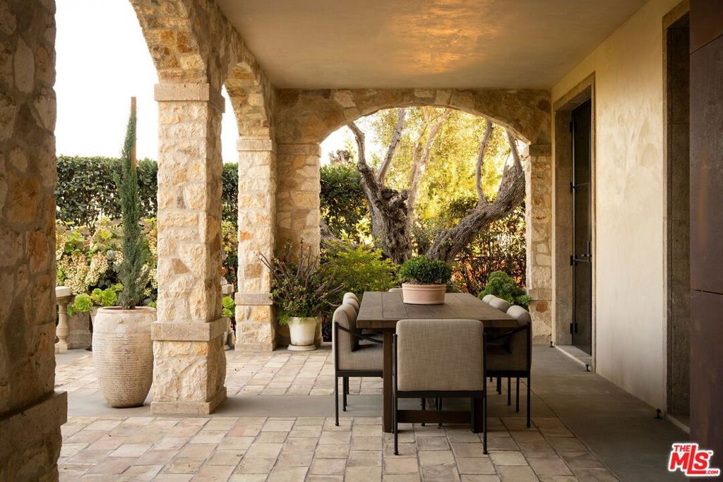 Image 10 of property listing at 976 N Alpine Drive, Beverly Hills, CA 90210