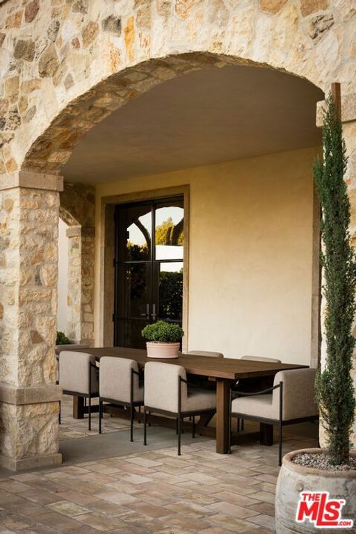 Image 11 of property listing at 976 N Alpine Drive, Beverly Hills, CA 90210